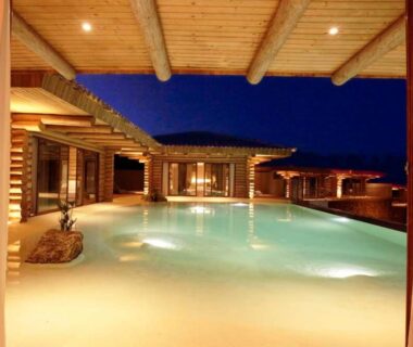 Bassin éclairé sous pergola en bois au Domaine La Pietra