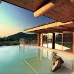 Piscine à débordement et terrasse surplombant la vallée au Domaine La Pietra