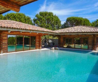 Piscine extérieure avec chalets en bois au Domaine La Pietra
