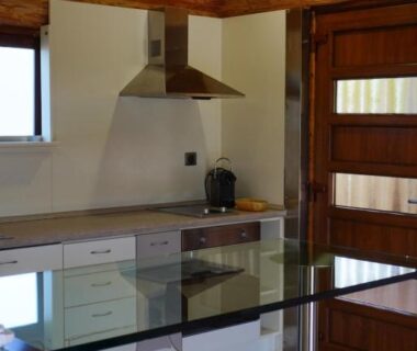 Cuisine équipée avec bar et tabourets au Domaine La Pietra
