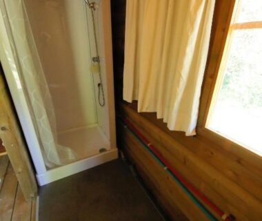 Salle d'eau avec cabine de douche dans le Gite le Verger