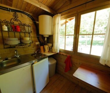 Intérieur kitchenette en bois avec évier et fenêtre dans le Gite le Verger