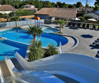 Piscine et toboggans avec transats au Domaine Les Abberts