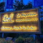Entrée du camping avec panneau illuminé au Domaine Napoléon
