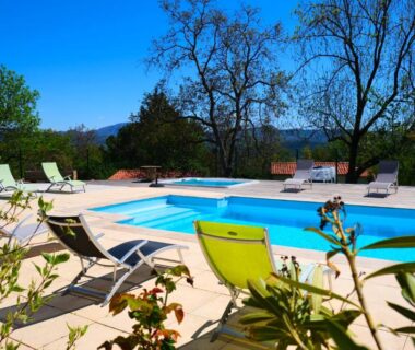 Piscine extérieure avec chaises longues au Domaine Napoléon