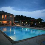Piscine extérieure éclairée au Domaine Plein Sud