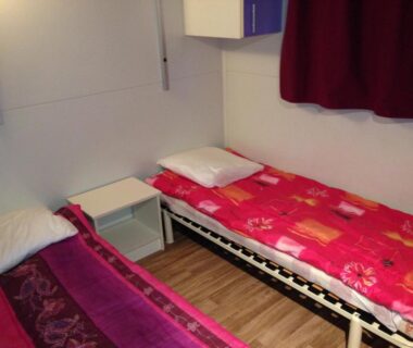 Chambre avec deux lits simples dans le camping Domaine Plein Sud