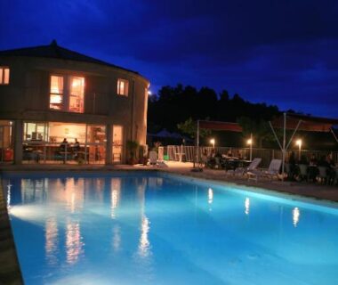Piscine éclairée la nuit au camping Domaine Plein Sud
