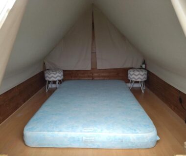 Intérieur de tente avec matelas dans le Domaine QUIESCIS