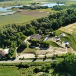 Vue aérienne du camping et des tentes circulaires dans la campagne du Domaine QUIESCIS