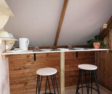 Coin bar sous combles avec tabourets au Domaine QUIESCIS