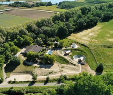 Vue aérienne du camping avec piscine et hébergements au Domaine QUIESCIS