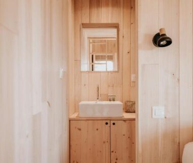 Salle d'eau en bois dans le Domaine St-Amand