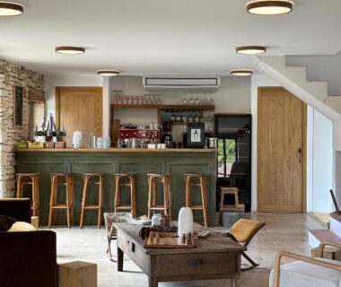 Salon bar intérieur avec comptoir en bois et fauteuils au Domaine St-Amand