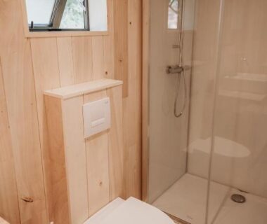 Salle de bain avec douche et WC du Domaine St-Amand