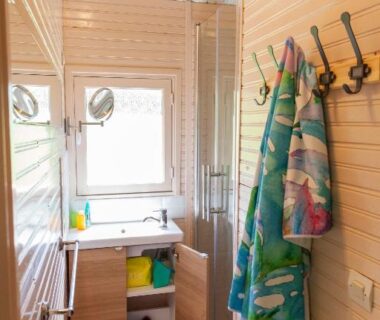 Vestiaire avec douche lavabo et serviettes au Domaine de Guillaume