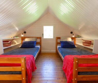 Dans la chambre sous les combles deux lits simples au Domaine de Guillaume