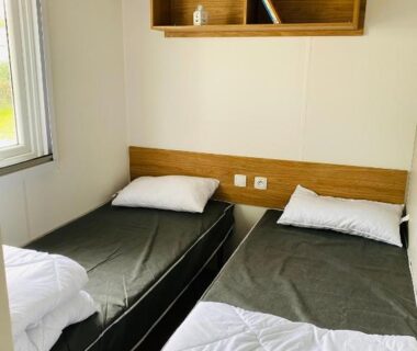 Chambre avec deux lits simples dans l'hébergement du Domaine de Kerlann