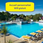 Piscine extérieure avec transats et palmiers au Domaine de Kerlann