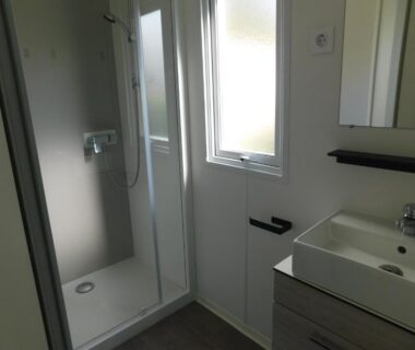 Salle de bain avec douche et lavabo dans le mobil home du Domaine de Kerlann 315