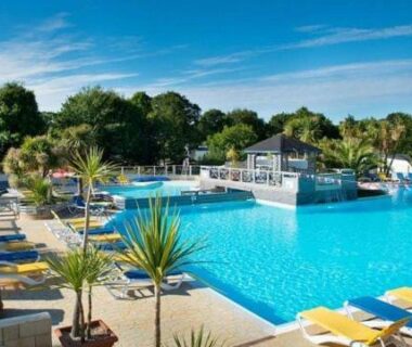 Piscine extérieure avec transats au Domaine de Kerlann 4 étoiles MOBIL HOME 2 CHAMBRES 2 SDB 315