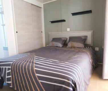 Chambre avec lit double et placard dans le mobil home 315 du Domaine de Kerlann