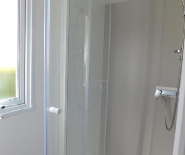 Salle de douche avec cabine vitrée dans le mobil home Domaine de Kerlann 4 étoiles