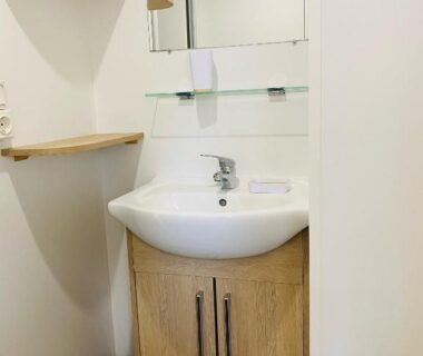 Salle de bains avec lavabo et miroir au Domaine de Kerlann