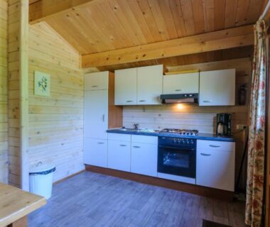 Intérieur cuisine équipée dans un chalet en bois au Domaine de Maples