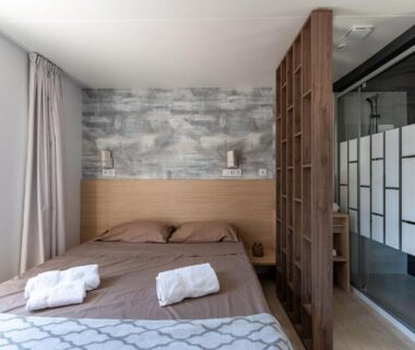 Chambre double avec lit et salle d'eau au Domaine de Miremer