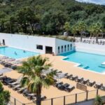 Espace piscine extérieur avec transats au Domaine de Miremer
