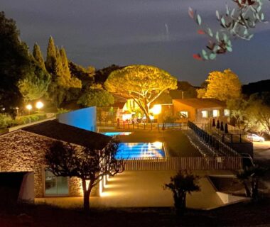 Piscine extérieure et terrasse éclairées au Domaine de Miremer