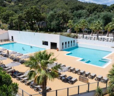 Espace piscine extérieur avec transats au Domaine de Miremer