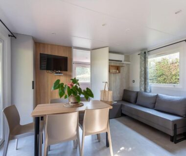 Intérieur mobil-home salon et coin repas au Domaine de Miremer