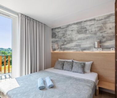 Chambre double lumineuse avec balcon au Domaine de Miremer