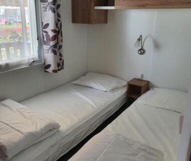 Chambre avec deux lits au Domaine de dugny
