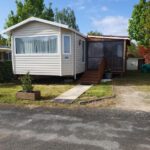 Emplacement de camping avec mobil-home et terrasse au Domaine de dugny