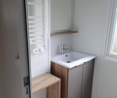 Salle de bain avec lavabo meuble et sèche serviettes du Domaine de dugny