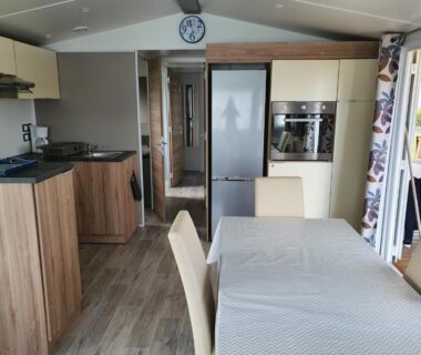 Séjour et cuisine équipée dans le mobil-home du Domaine de dugny