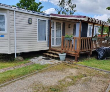 Terrasse en bois devant mobil-home dans le camping du Domaine de dugny