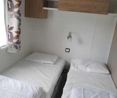 Chambre intérieure avec deux lits au Domaine de dugny