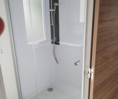Salle d'eau avec cabine de douche dans le mobil-home du Domaine de Dugny