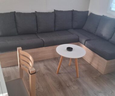 Coin salon avec canapé et table dans le Domaine de kerlann 281