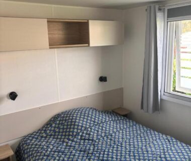 Chambre intérieure avec lit et fenêtre dans l'hébergement du Domaine de kerlann 281