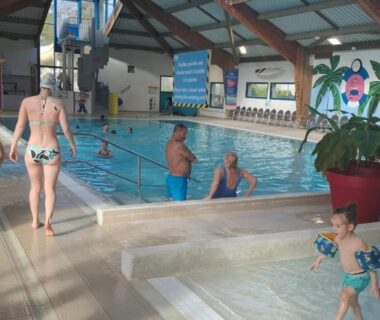 Piscine intérieure avec baigneurs et pataugeoire au Domaine de kerlann 281