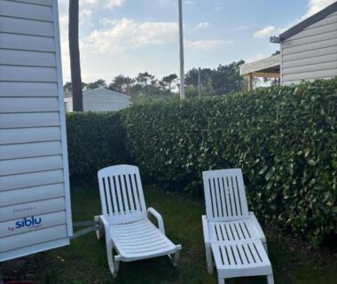 Pelouse avec deux transats devant mobil home au Domaine de kerlann 281