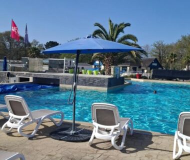 Piscine extérieure avec transats et parasol au Domaine de Kerlann 281