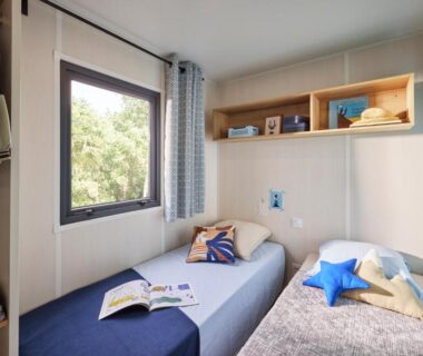 Chambre avec deux lits simples et fenêtre dans le Domaine de l'Epinette