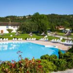 Piscine extérieure bordée de chaises longues au Domaine de l'Epinette