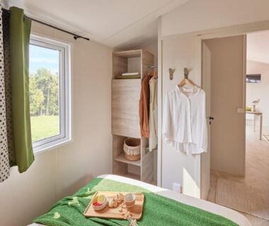 Chambre avec lit et plateau petit déjeuner au Domaine de l'Epinette